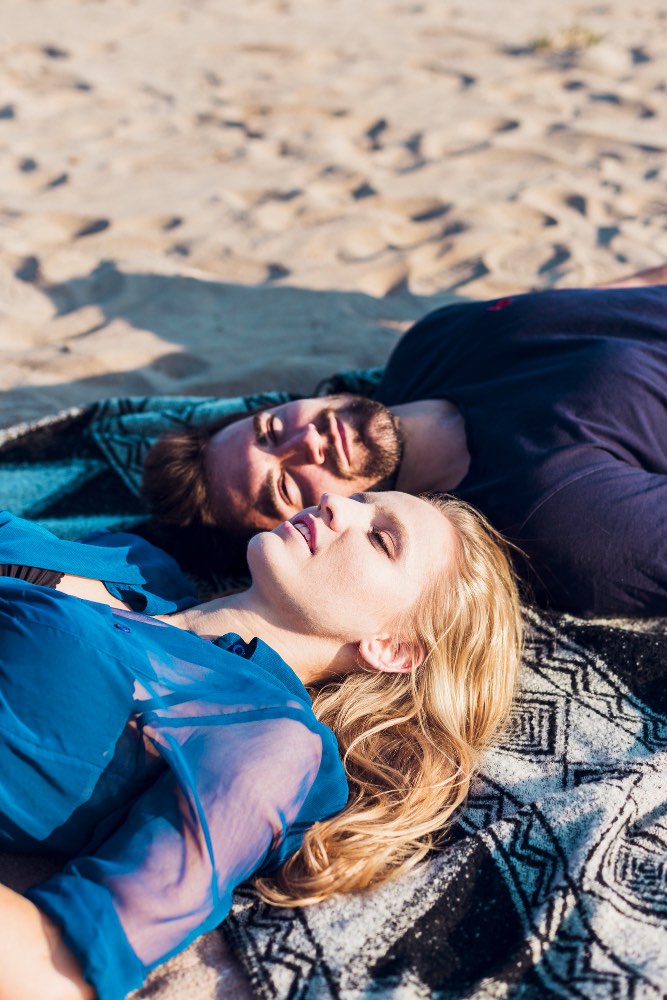 Pareja tomando el sol en la playa